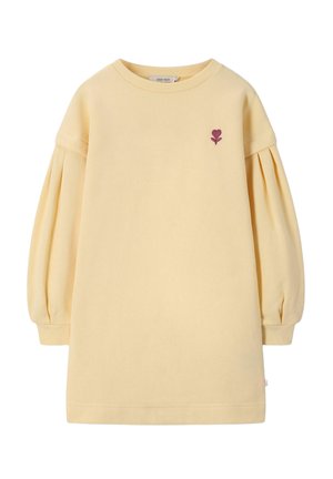 Robe jaune clair à manches longues avec manches bouffantes et petite broderie de fleurs violettes sur le côté gauche de la poitrine.