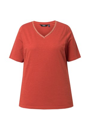 Kortarm T-shirt in roestoranje met V-hals, gedetailleerd met beige stiksel, weergegeven op een witte achtergrond.