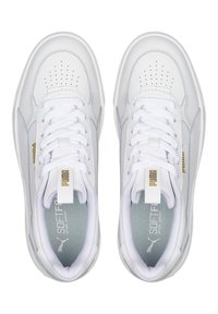 Bílé kožené tenisky s hladkým povrchem, perforovanou špičkou, měkkým límcem a bílými tkaničkami. Doplňkové zlaté logo na jazyku.