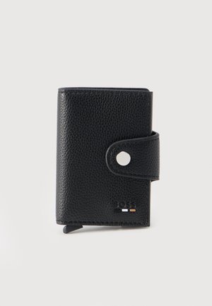 Zwarte, gestructureerde lederen portemonnee met drukknoopsluiting en een klein, gegraveerd merklogo rechtsonder.