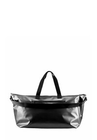 Zwarte en zilveren waterdichte tas met twee zwarte handvatten, ritsvak en een brede vorm voor ruime opslag. Gladde textuur en stevig materiaal.