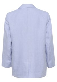 Blazer en lin bleu clair avec un col structuré, des manches 3/4 et une coupe droite. Texture lisse avec des détails de couture minimaux au dos.