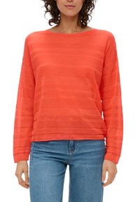 Maglione a maniche lunghe color corallo realizzato in un tessuto leggero e testurizzato. Presenta righe orizzontali e una vestibilità comoda con scollo ampio.