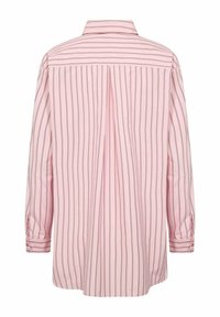 Camicia rosa chiaro con bottoni, strisce verticali scure, maniche lunghe, colletto e design posteriore dritto con dettaglio a piega.