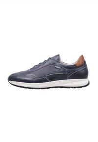 Zapatilla de cuero navy con paneles de malla, acentos cosidos y un tacón marrón. Presenta una suela de goma blanca y un diseño de punta redonda.