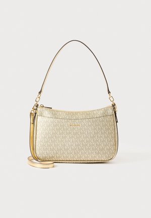 Mała złota torebka Michael Kors z wzorem monogramu, pojedynczym paskiem na ramię i odpinanym paskiem crossbody na jasnym tle.