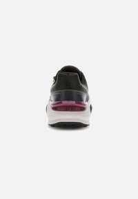 Czarno-zielone sneakersy z teksturowanej tkaniny, wyściełanym kołnierzem, purpurowym akcentem na pięcie oraz białą podeszwą środkową. Posiadają logo na pięcie.
