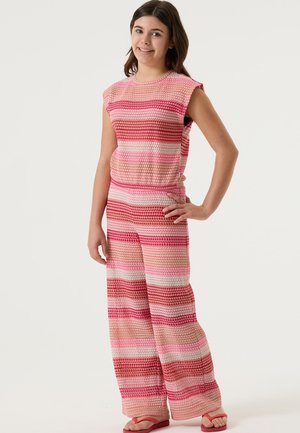 Completo composto da top corto multicolore e pantaloni a gamba larga con righe rosa e corallo, caratterizzato da un design a maglia testurizzata e vestibilità rilassata.