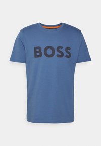 Blå bomulls-T-shirt med korta ärmar och rund halsringning; har stor svart "BOSS"-logotyp på framsidan och en orange detalj vid halslinningen.