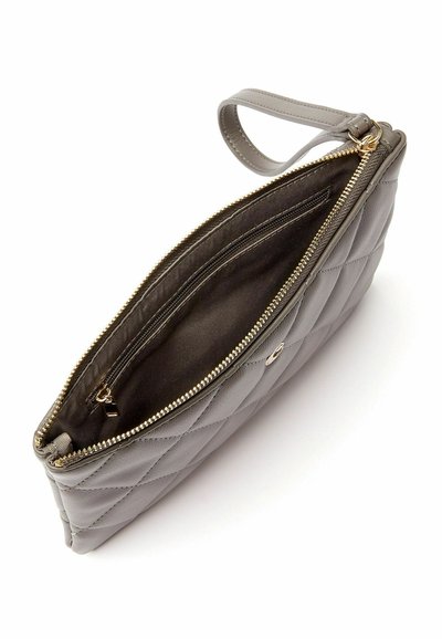 Gequilted grijze lederen clutch met een ritssluiting, binnenzak en een polsband. Goudkleurige ritsbevestiging en gladde stoffen voering.