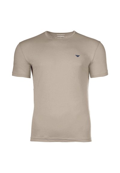 Μπεζ κοντομάνικο T-shirt με στρογγυλή λαιμόκοψη και μικρό σκούρο λογότυπο στο αριστερό στήθος, απεικονιζόμενο σε απλό λευκό φόντο.