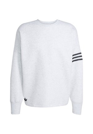 Felpa grigia chiara con girocollo realizzata in tessuto misto cotone. Presenta maniche a raglan e tre strisce nere sul braccio sinistro. Piccolo logo decorativo.