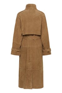 Cappotto lungo in suede marrone con vita regolabile, colletto alto e maniche larghe. Presenta un design corto sul retro e dettagli con fibbie sui lati.