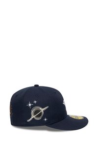 Cappellino fitted blu scuro con pianeta e stelle ricamati in argento sul lato, e visiera piatta con adesivo dorato.