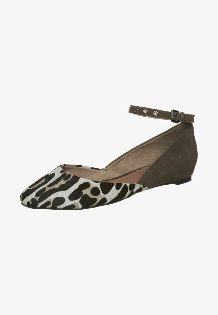 Chaussure plate pour femme avec devant imprimé léopard, arrière marron uni et bride à la cheville avec fermeture à boucle.