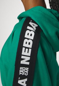 Nebbia WOMEN CROPPED HOODIE - Cipzáras pulóver - green