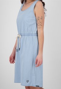 Vestido azul claro con rayas blancas, diseño sin mangas, cintura elástica y cordón ajustable. Presenta un pequeño logo de corazón y una textura suave.