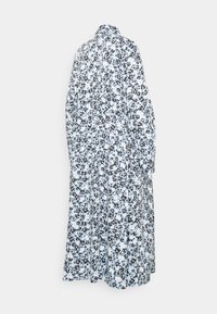Vestido com estampa floral, apresentando mangas longas, um colarinho e uma silhueta fluida. O padrão inclui flores pretas e azuis sobre um fundo claro.