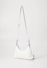 Sac synthétique blanc de forme courbée, avec des accessoires en or, une bandoulière réglable et une texture lisse ; présente une fermeture éclair sur le dessus.