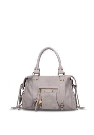 Sac à main en cuir gris clair avec doubles anses, poche frontale zippée, clous décoratifs dorés, pompons sur les côtés, et un charm en forme de lettre E dorée.