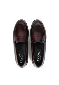 Burgundowe skórzane mokasyny o gładkim wykończeniu, z wypukłymi szwami i wyściełanym wnętrzem. Widoczne logo wewnątrz.