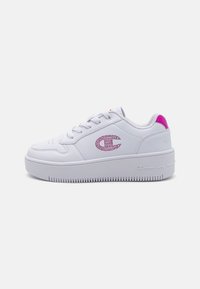 Sneaker bianca con una parte superiore in materiale similcuoio liscia, dettagli rosa sul tallone e un logo scintillante. Presenta una suola in gomma spessa e lacci rotondi.