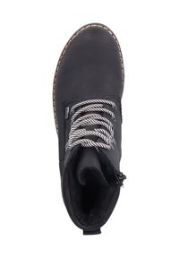 Bottines noires à bout rond, en cuir texturé, lacées avec des lacets épais blancs et noirs, et semelle cousue marron. Détail de fermeture éclair sur le côté visible.