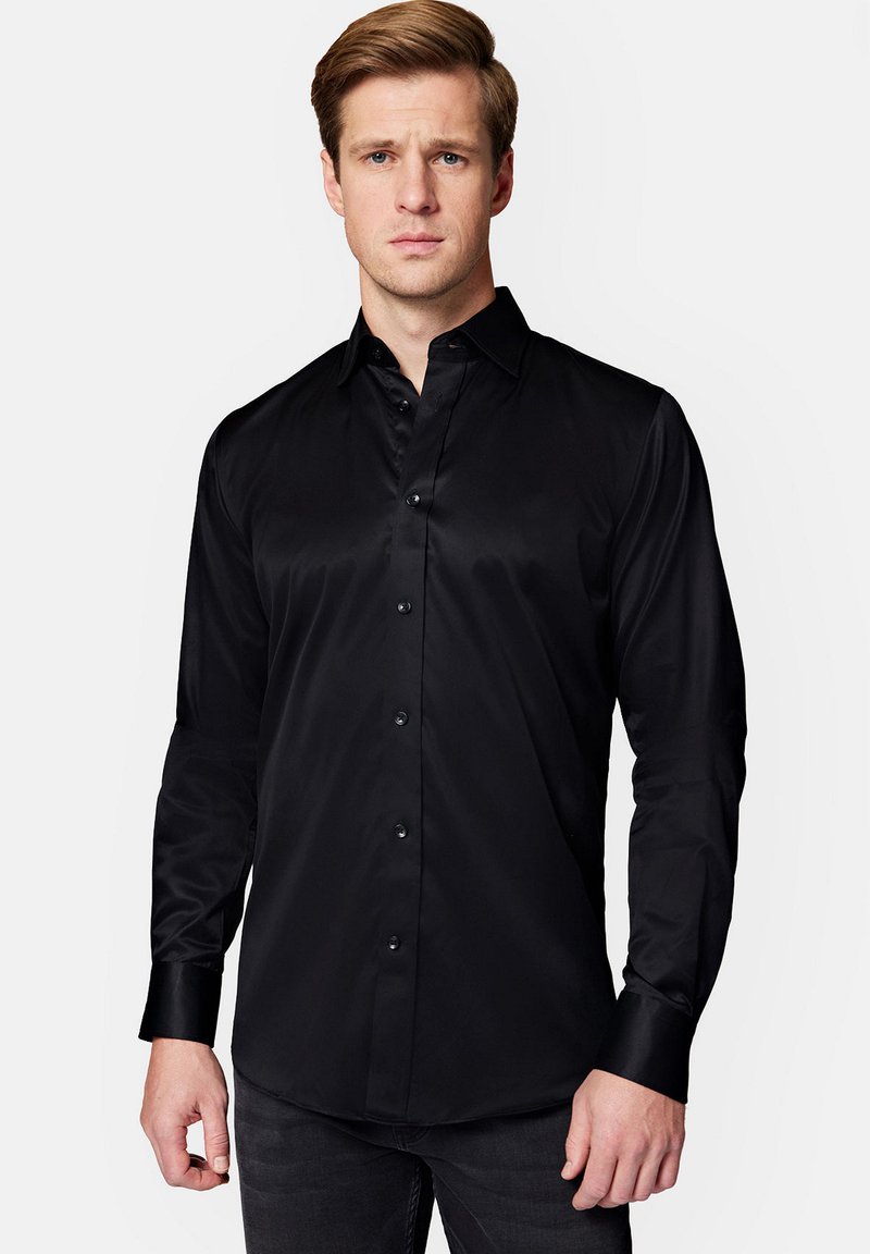 Czarna koszula z długim rękawem wykonana z gładkiego materiału, z kołnierzykiem typu spread, z przodem zapinanym na guziki i guzikami przy mankietach. Dopasowany krój i jednolity kolor.