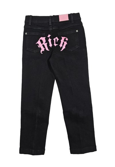 Pantaloni in denim neri con design a gamba dritta, caratterizzati da testo "Rich" in rosa sulle tasche posteriori e un'etichetta in pelle rosa sulla vita.