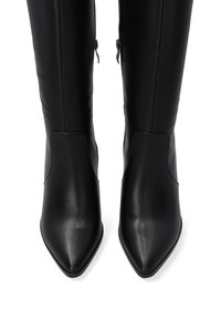 Zwarte leren kniehoog laarzen met een puntige neus, een gladde textuur en zijritsen voor sluiting. Versterkt met een strakke uitstraling.