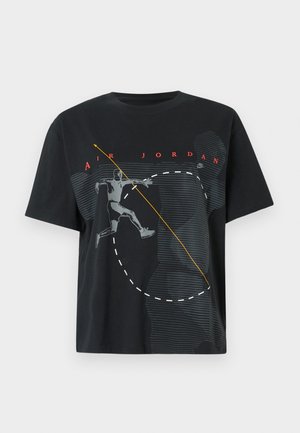 Μαύρο μπλουζάκι Air Jordan με γραφικό ενός καλαθοσφαιριστή που πετάει στον αέρα και κόκκινο κείμενο "AIR JORDAN" από πάνω.