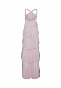 Svetlo roza maksi obleka s tiered krojem, ki vključuje plastične ruffles, prilegajoč bodice s križnimi naramnicami in ﬂuidno krilo za gibanje.