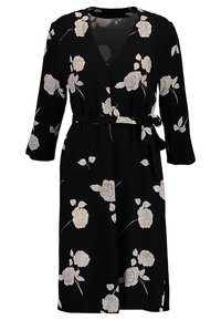 Vestido negro con mangas de tres cuartos, patrón de rosas blancas florales, escote en V y cinturón a juego. Hecho de una tela ligera.
