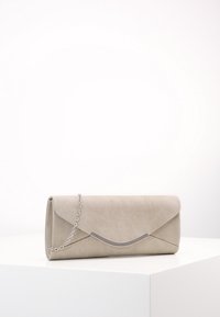 Beige keinonahkainen clutch, jossa on kirjekuorimuotoilu, hopeinen ketjuhandle ja kaareva metallinen yksityiskohta etupuolella. Silkkinen pintakuvio.