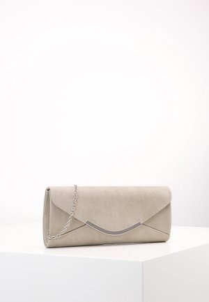 Beige keinonahkainen clutch, jossa on kirjekuorimuotoilu, hopeinen ketjuhandle ja kaareva metallinen yksityiskohta etupuolella. Silkkinen pintakuvio.