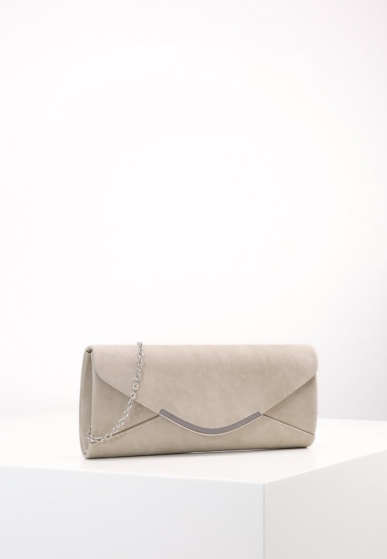 Beige keinonahkainen clutch, jossa on kirjekuorimuotoilu, hopeinen ketjuhandle ja kaareva metallinen yksityiskohta etupuolella. Silkkinen pintakuvio.