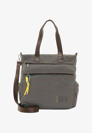 Bolso tipo tote rectangular de tela marrón con dos asas, una correa de hombro desmontable, un bolsillo delantero con cremallera y un detalle de cremallera amarillo.