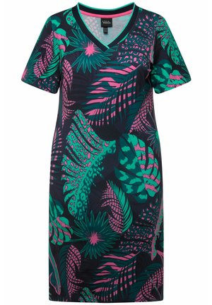 T-shirt jurk op een donkere achtergrond met levendige groene en roze tropische bladenpatronen. Kenmerkt zich door een V-hals en korte mouwen.