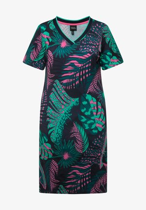 T-shirt kjole på mørk baggrund med livlige grønne og pink tropiske bladmønstre. Har en V-udskæring og korte ærmer.