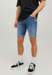 Jack & Jones JJIRICK JJICON SHORTS JJ 032 50SPS SN - Shorts di jeans - blue denim