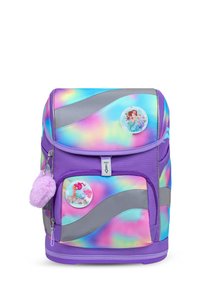 Lila Rucksack mit einem wellenförmigen irideszenten Muster, silbernen Akzenten und zwei runden Meerjungfrau-Patches. Enthält einen flauschigen lila Pompon-Anhänger.