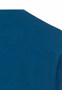 Granatowy bawełniany T-shirt z prostym, okrągłym dekoltem. Tkanina wygląda na miękką, o gładkiej fakturze, bez widocznych wzorów czy ozdób.