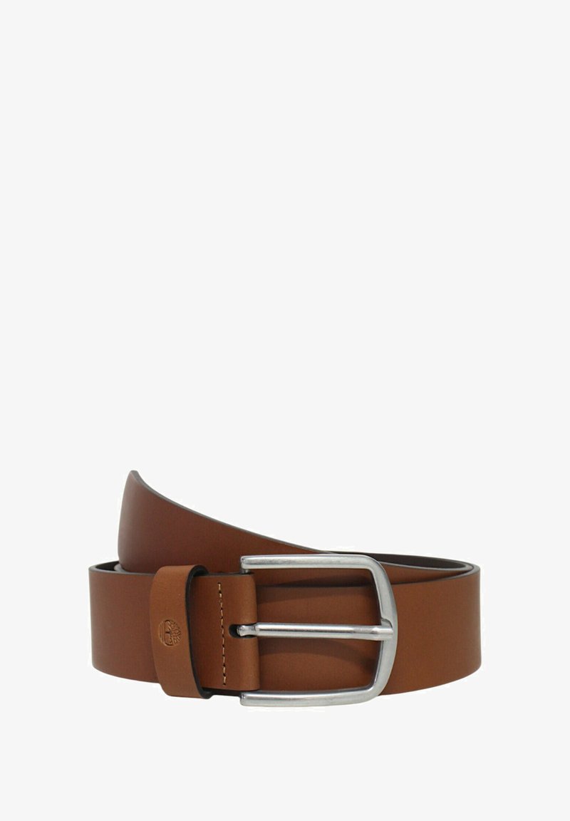 Cintura in pelle marrone con fibbia in metallo argentato. Presenta una consistenza liscia e un design classico. Include dettagli di cucitura sottili vicino alla fibbia.