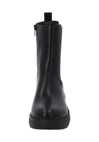 Bota de tobillo de cuero negro con textura lisa, punta redondeada y suela de goma; cuenta con una pestaña en la parte posterior y un zipper lateral para poner y quitar fácilmente.