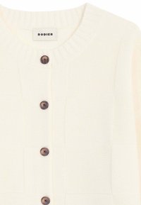 Cremfarbener Cardigan mit strukturiertem Rippkragen. Verfügt über fünf braune Knöpfe und ein kariertes Muster. Aus weichem Strickmaterial.