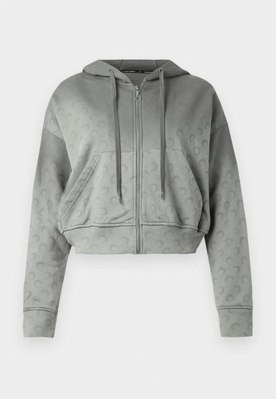 Κοντό φούτερ με φερμουάρ σε γκρι φλις με υφή μοτίβο, κουκούλα με κορδόνι και πλαϊνές τσέπες. Μαλακό ύφασμα με ριμπ μανσέτες.