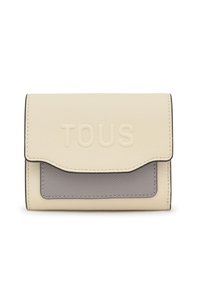 Portefeuille en cuir texturé beige et gris avec rabat, logo "TOUS" embossé sur le rabat avant.