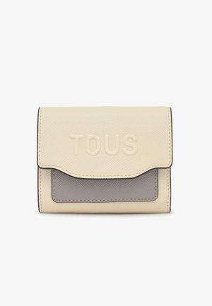 Cartera de cuero texturizado en beige y gris con cierre de solapa, con el logo "TOUS" en relieve en la solapa frontal.
