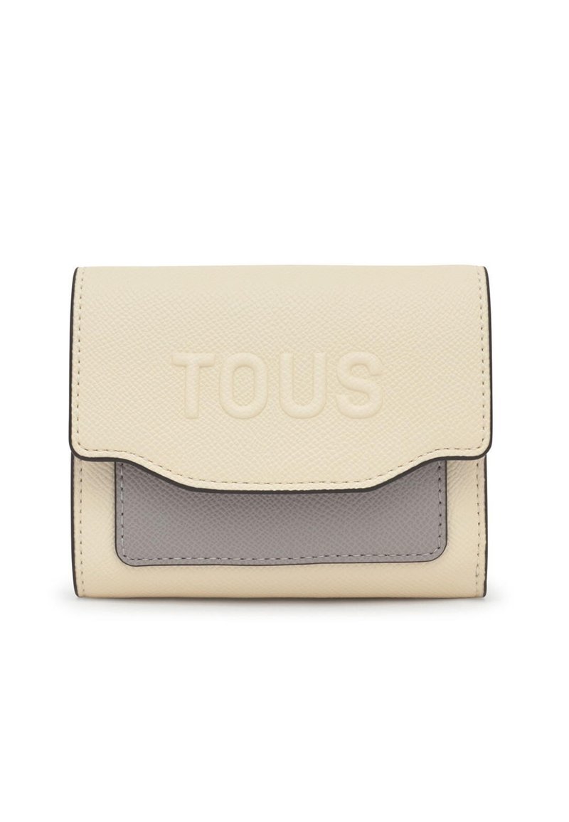 Portefeuille en cuir texturé beige et gris avec rabat, logo "TOUS" embossé sur le rabat avant.