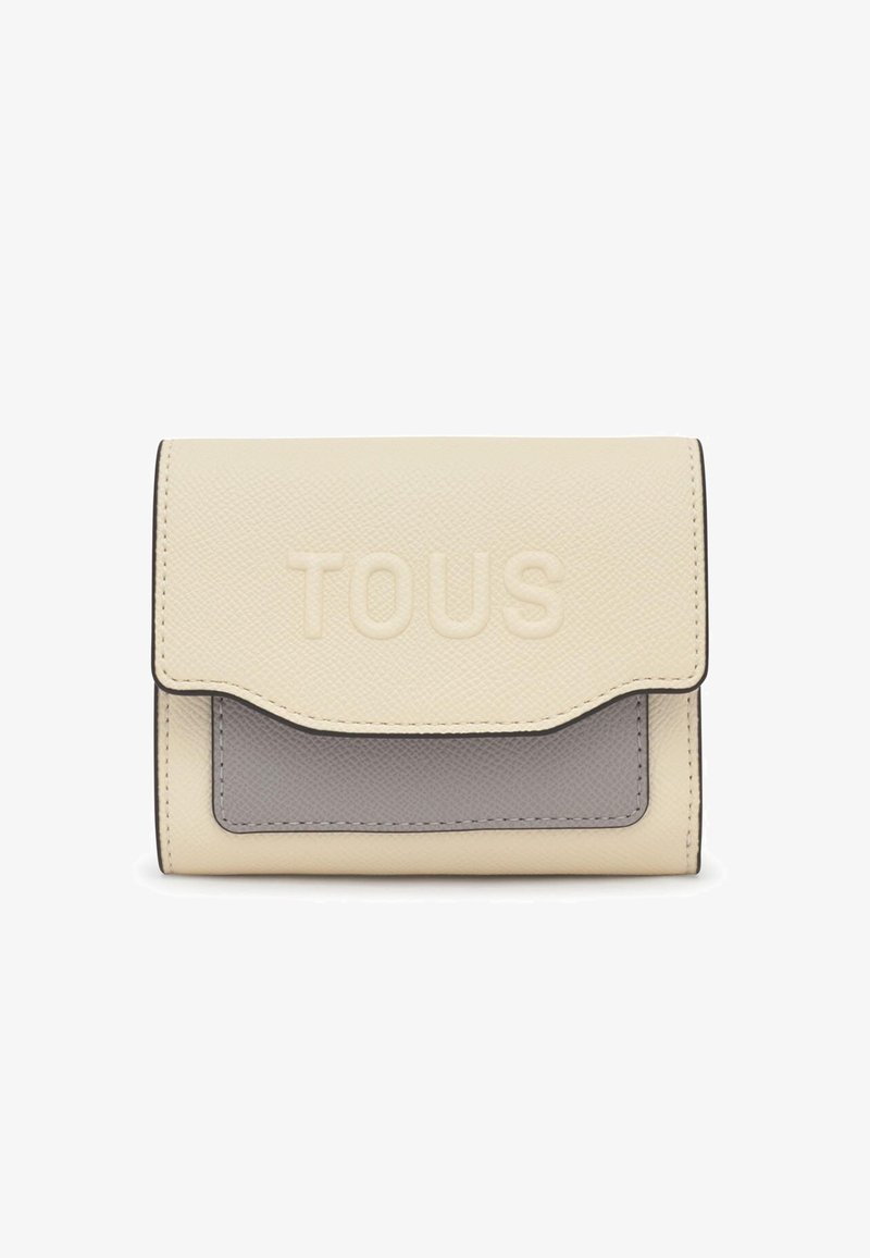 Cartera de cuero texturizado en beige y gris con cierre de solapa, con el logo "TOUS" en relieve en la solapa frontal.